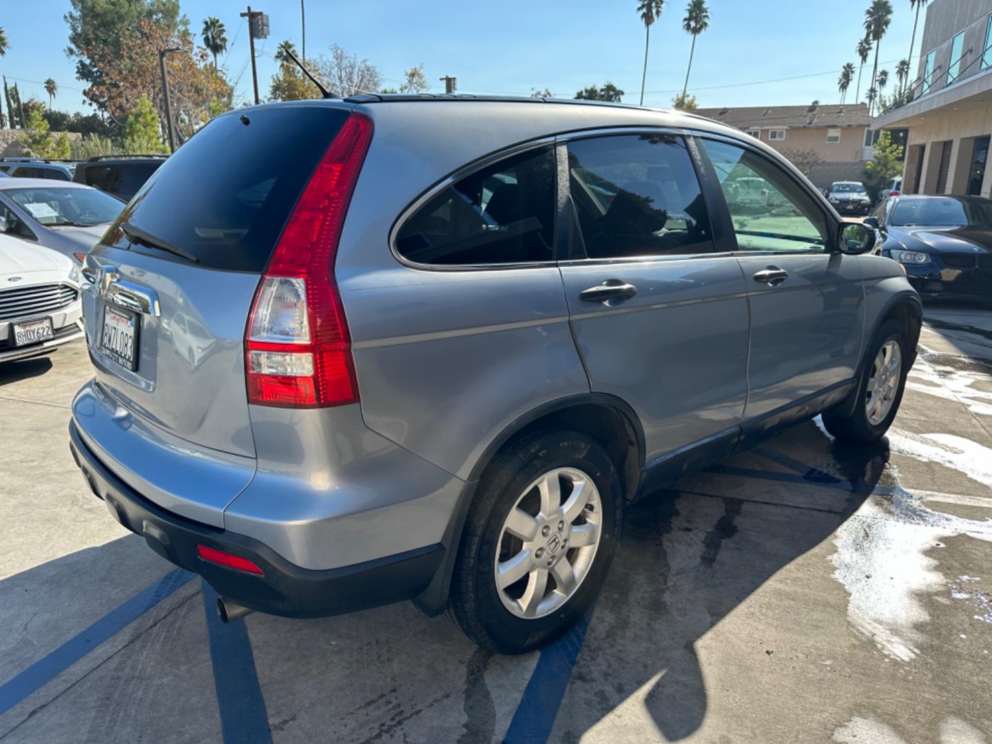 2009 /GRAY Honda CR-V EX 2WD 5-Speed AT (JHLRE38509C) with an 2.4L L4 DOHC 16V engine, 5-Speed Automatic transmission, located at 30 S. Berkeley Avenue, Pasadena, CA, 91107, (626) 248-7567, 34.145447, -118.109398 - One Owner!Moon-roof! Wheel ABS! This 2009 Honda CR-V EX 2WD looks and drives good. This vehicle comes with a dealer 30 day / 1,000 Mile Warranty ( call us for details) and with Options up to 5 years / 100,000 Mile Warranty. Bad credit? We can help! We are the bank. Buy with confidence! All of our - Photo#5